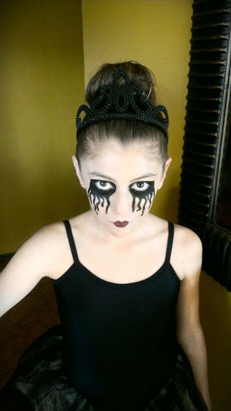 Halloween makeup....dead ballerina....evil ballerina Dead Ballerina Makeup, Dead Ballerina Costume, Evil Ballerina, Halloween Ballerina, Zombie Ballerina, Dancer Makeup, Haunted House Makeup, Ballerina Halloween Costume, Zombie Ideas