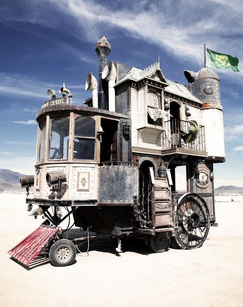 Las 10 casas más extrañas del mundo Steampunk Gadgets, Desert Area, Steampunk House, Off Road Camper, Steampunk Decor, Train Car, Howls Moving Castle, House On Wheels, Dieselpunk