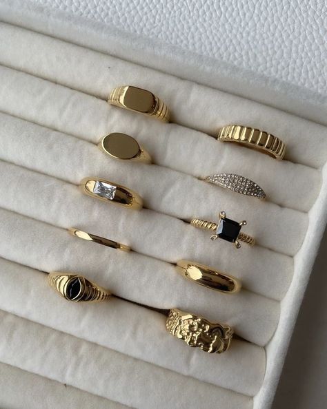 Classy Gold Ring, Bold Gold Rings, Timeless Gold Rings, Classy Gold Wedding Ring, Rings Stacking Ideas, Classy Gold Rings, Elegant Jewelry Classy Gold, Elegant Ring Stack, Everyday Gold Rings