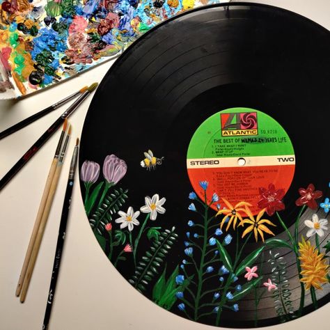 Vinylskiva med målade blommor på Painted 45 Vinyl Records, Record Painting Ideas, Vinyl Record Painting, Vinyl Record Art Ideas, Record Ideas, Friend Dates, Painted Records, Painted Vinyl Records, Vinyl Art Paint