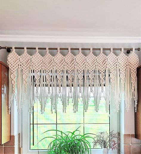 Kitchen Country Style, Window Macrame, Over Bed Wall Decor, Wooden Countertops Kitchen, Curtain For Window, Curtain For Kitchen, Cortina Boho, Rustic Window Treatments, Boho Window