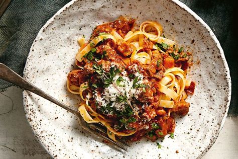 Aubrey's spaghetti bolognese Weeknight Bolognese, Pasta And Sauce, Weeknight Pasta, Breakfast Party Foods, Easy Dinner Casseroles, Pasta Bolognese, Sloppy Joes Recipe, Breakfast Party, Sweet Italian Sausage