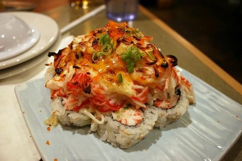 Volcano Roll Sushi - A Recipe Worth Trying Volcano Roll Sushi, Sushi Hiro, Volcano Roll, Sushi Roll Recipes, Japanese Food Sushi, Roll Sushi, Sushi Art, How To Make Sushi, Sushi Recipes