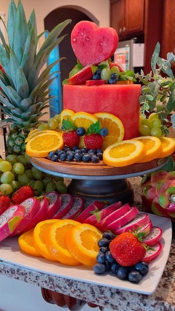 Fancy Fruit Platter Ideas, Watermelon Birthday Cake, Watermelon Cakes, Fruit Platter Ideas Party, Fruit Tower, Fruit Presentation, Edible Fruit Arrangements, Fruit Buffet, Fruit Birthday Cake