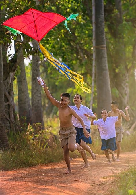 Children Playing Photography, Outdoor Event Ideas, Children Running, Childhood Photography, Childhood Memories Art, Activities For All Ages, India Photography, Village Photography, Art Village