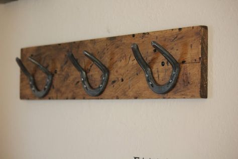 Shoe Coat Rack, Cowboy Hat Rack, Horseshoe Crafts Projects, Chair Woodworking Plans, Wood Horse, Horseshoe Projects, Rustic Coat Rack, Horseshoe Crafts, Woodworking Books