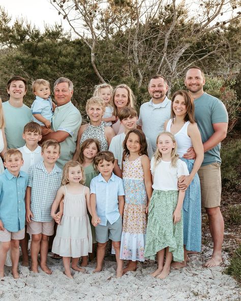 Like seriously, how cute are these two!? Swipe to see the big, beautiful family they created 😍 I might be done with beach photo sessions for a while, but I still have so much beach content to share here! This family was so much fun to work with! One of those groups that I wish I could go hang out with after the session 🤣. You could tell they all truly loved being around each other! ———————————————- Colorado Springs Photographer #samclausonphoto #coloradosprings #coloradospringsphotographe... Family Photos On Beach What To Wear, Large Family Photo Shoot Ideas Beach, Extended Family Beach Photos, Large Family Beach Photos, Family Beach Pics, Group Family Pictures, Big Family Photo Shoot Ideas, Beach Pictures Family, Large Family Photo Shoot Ideas