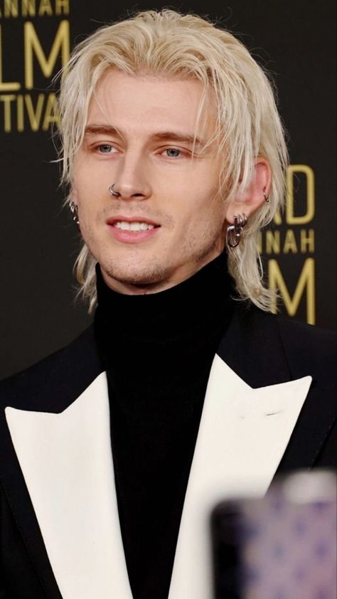 Mgk Long Hair, Mens Straight Hair, Mainstream Sellout, Dream Hairstyles, Pale Blonde Hair, Short Dyed Hair, Football Poses, Blonde Hair Boy, Tomboy Hairstyles