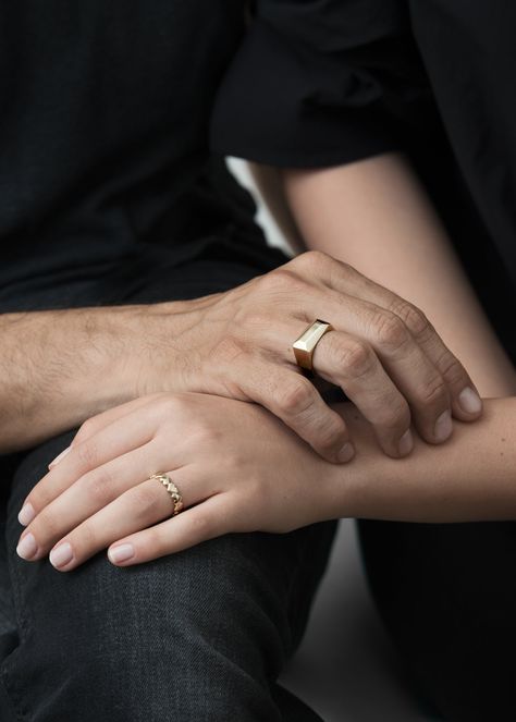 Gold Ring For Men Unique, Gold Ring For Men, Signet Ring Gold, Blue Diamond Engagement Ring, Ring Selfie, Black Onyx Engagement Ring, Diamond Wedding Jewelry, Leaf Engagement Ring, Gold Statement Ring