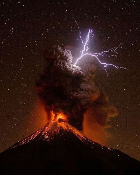 Volcano Lightning, Lightning Art, Lightning Photography, Perspective Photography, Time Pictures, Thunder And Lightning, Most Beautiful Animals, Fire Art, Lightning Strikes