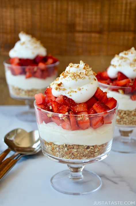 Strawberry Cheesecake Parfaits, Pretzel Dessert, Cup Recipes, Strawberry Pretzel Dessert, Pretzel Desserts, Dessert Cups Recipes, Dessert Mini, Cheesecake Parfaits, Strawberry Pretzel Salad