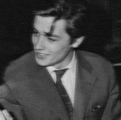 Academia Aesthetic Outfit Men, Old Hollywood Aesthetic, Mens Photoshoot, Hollywood Aesthetic, جوني ديب, Best Friend Pictures Tumblr, Mens Photoshoot Poses, Face Aesthetic, Alain Delon