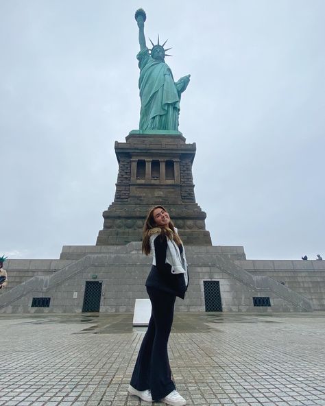 Statue Of Liberty Picture Poses, Statue Of Liberty Poses Ideas, Statue Of Liberty Picture Ideas, New York Picture Ideas Summer, Statue Of Liberty Photo Ideas, Summer In Usa, New York Picture Ideas, Nyc Photoshoot Ideas, New York Trip Planning