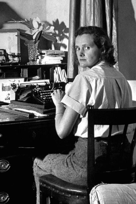 Daphne Du Maurier Scary Horror Stories, Daphne Du Maurier, Read For Free, Shirley Jackson, H P Lovecraft, Judi Dench, Tv Tropes, Writers And Poets, Best Horrors