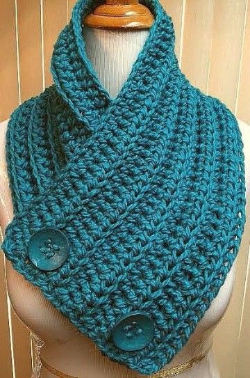 Aprende lo que es tendencia hoy para saber como hacer bufandas en crochet modernas, prácticas y ajustadas a diferentes necesidades de estilo y comodidad. Jaket Crochet, Button Scarf, Crochet Neck Warmer, Crochet Cowl Pattern, Cowl Knitting Pattern, Crochet Buttons, Scarf Crochet Pattern, Knit Cowl, Crochet Cowl