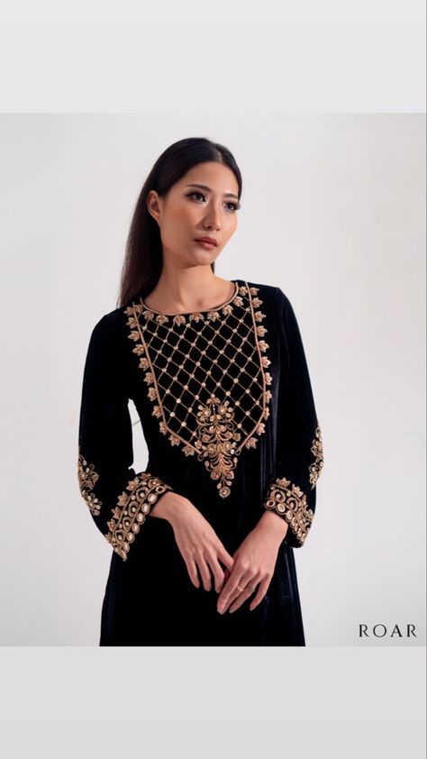 Black Suit For Women Indian, Jaggo Outfit, Suit For Women Indian, Black Suit For Women, Gold Blouse Designs, Desinger Dresses, Suits For Women Indian, Suits Pakistani, Black Velvet Top