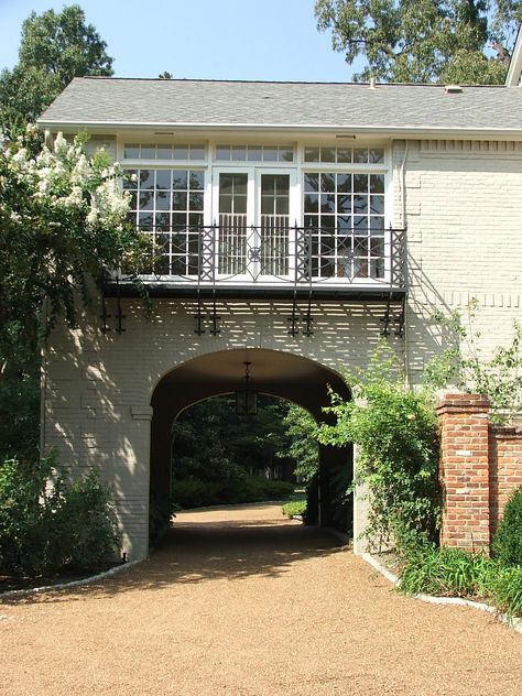 Entry to Motor Court. This would be great if the guest house was on one side and can have a bunk room above the carport. A butlers pantry on the other side would be perfect. Drive Thru Portico Entry, Covered Walkway From Carport To House, Room Over Carport, Carport Entryway Ideas, Pretty Carport, Carport Mudroom, Carport Addition To Side Of House, Carport Side Of House, Fancy Carport