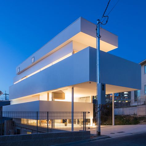 Tato Architects' House in Toyonaka is divided into offset horizontal volumes Modern Japanese Homes, Modern Japanese House, Japanese House Design, Cafe House, Japanese Architecture, Architect House, Minimalist Architecture, Osaka Japan, Roof Design