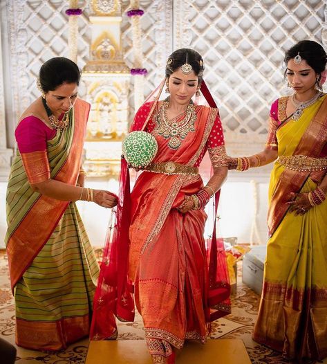 Half Saree Designs South Indian, South Indian Bride Jewellery, South Indian Bride Saree, Mom Daughter Outfits, Bridal Sarees South Indian, Indian Bride Outfits, Wedding Saree Collection, Half Saree Designs, Elegant Blouse Designs