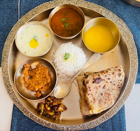 Food Thali, Lunch Thali, Puran Poli, Platter Food, Hanuman Images Hd, Naan Recipe, Diwali Special, Hanuman Images, India Food