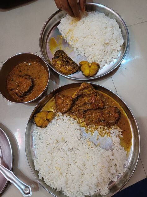 Sunday special Fish curry with rice Fish Curry Snapchat Story, Sunday Snap, Bengali Fish Curry, Lunch Thali, Curry With Rice, Funny Dialogues, Sunday Special, Quick Recipes Snacks, Snapchat Quotes