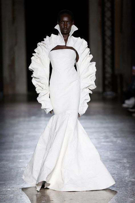 Runway Fashion 2023 Ready To Wear, All White High Fashion, Spring 2024 Cocktail Dress, Modest Fashion Runway, 2024 Runway Fashion, Avant Garde Fashion Couture, Volume Fashion, Architecture Fashion Design, Eye Dress