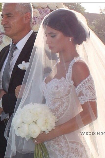 Bride Hair Down Flowers, Wedding Veils With Hair Down, Veil Over Face, Wedding Hair With Vail, Instagram Dress, Wedding Dress With Veil, Wedding Palette, Traditional Bride, Wedding Theme Colors