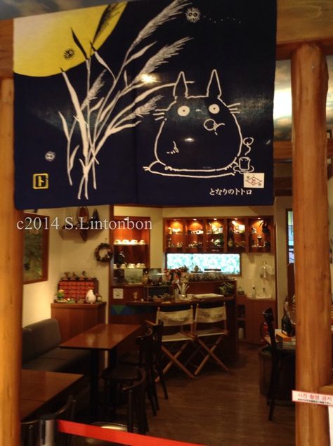 Tea room/cafe in Japan with anime Studio Ghibli theme. Ghibli Coffee Shop, Studio Ghibli Cafe, Anime Themed Cafe, Studio Ghibli Theme, Manga Cafe, Anime Cafe, Anime Studio Ghibli, Japan Restaurant, Japanese Restaurant Design