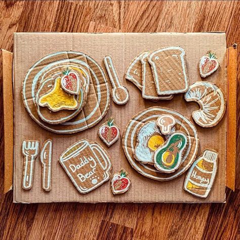 Cardboard Food, Cardboard Kitchen, T Craft, Cardboard Crafts Diy, Pretend Play Food, Cardboard Toys, Cardboard Box Crafts, Instagram Breakfast, Fun Arts And Crafts