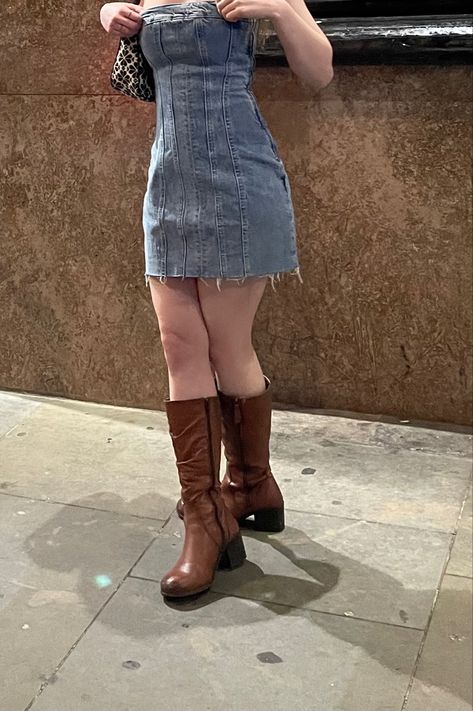 Denim Dress Summer Outfit, Dress Boots Outfit, Supermodel Aesthetic, Sunmer Dresses, Abba Outfits, Denim Aesthetic, Aesthetic Dress, Outfit Inspired, Inspiration Aesthetic