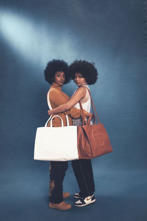 Bag Poses Photography, Shopping Aesthetic Bags, Telfar Bag Outfit, Black Bag Outfit, Streetwear Poses, Valentines Shoot, Telfar Bags, Santa Claus Outfit, Telfar Bag