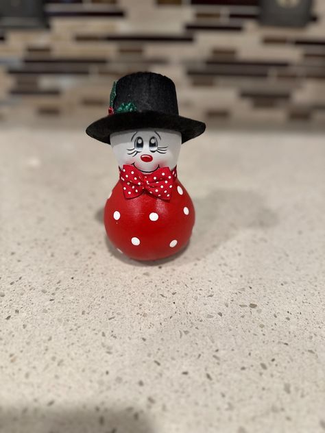 snowman gourd by Gourdsandgifts on Etsy Snowman Gourds, Fall Gourds, Hand Painted Gourds, Painted Gourds, Gourds, Seasonal Decor, Decorative Items, Ships, Hand Painted