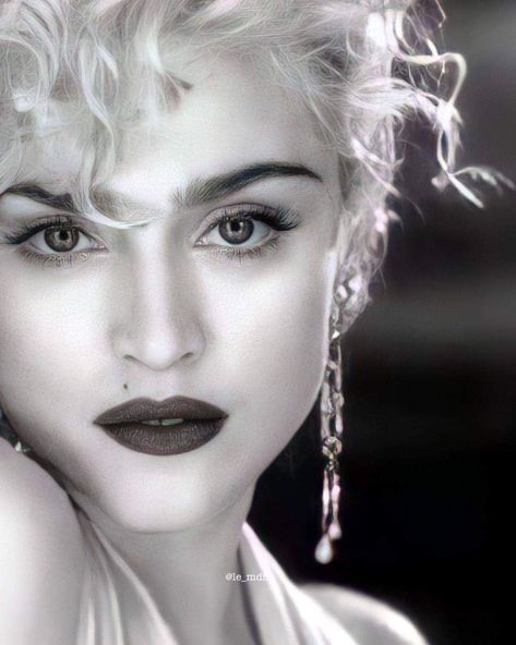 Madonna Young, Comic Faces, Madonna Family, Madonna 90s, Madonna Fashion, Madonna Vogue, Madonna Albums, Madonna Pictures, Tattoo Portrait