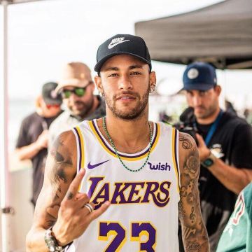 #jersey LAKERS white worn by #Neymar #footballer #jersey #fashionoutfits Nba Jersey Outfit, Vrod Custom, Basketball Jersey Outfit, Neymar Brazil, Neymar Jr Wallpapers, Neymar Football, Soccer Guys, Jersey Outfit, Sports Photography