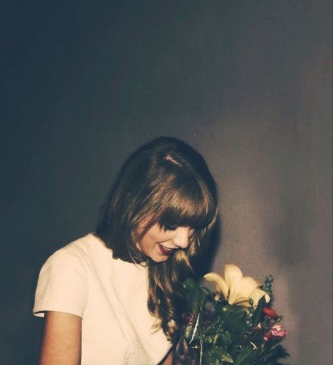 Taylor Aesthetic, Aesthetic Taylor Swift, Taylor Swift, Swift, A Woman, Flowers, White