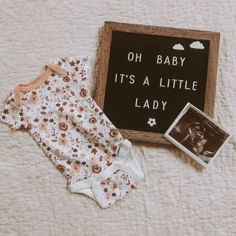 Single Mom Gender Reveal, Single Mom Baby Announcement, Single Mom Pregnancy Announcement Photos, Single Mom Pregnancy, Girl Announcement Ideas, Baby Girl Announcement Ideas, Single Mom Pregnancy Announcement, Mom Pregnancy Announcement, Solo Mom