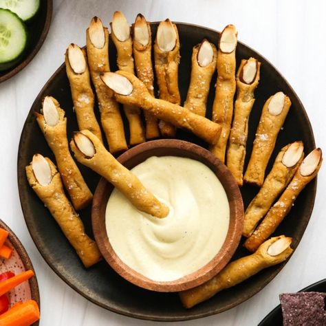 Witch Finger Pretzels - Detoxinista Finger Pretzels, Pumpkin Platter, Fun Halloween Snacks, Halloween Dip, Witch Finger Cookies, Dip Ideas, Halloween Appetizers Easy, Easy Halloween Snacks, Baking Soda Bath