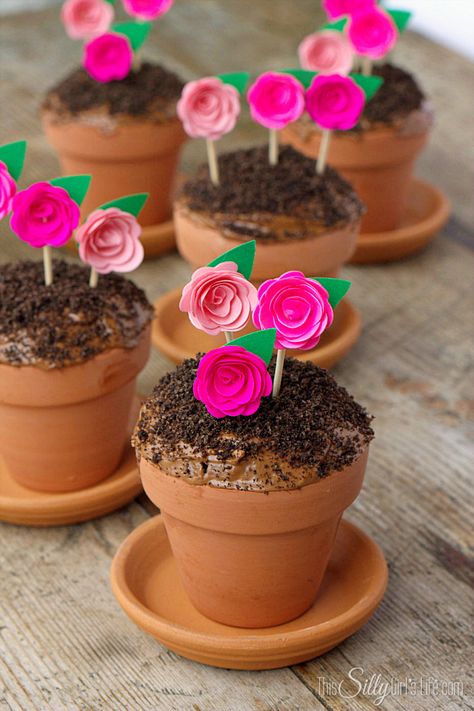 These adorable flowerpot cupcakes would blend right in among your garden's colorful blooms. Bake them in mini terracotta pots. Flower Pot Dessert Dirt Cups, Terracotta Pot Cupcakes, Cupcake Receptek, Dirt Dessert, Cupcakes Flores, Margarita Cupcakes, Pot Cake, Dirt Cake, Homemade Cupcakes