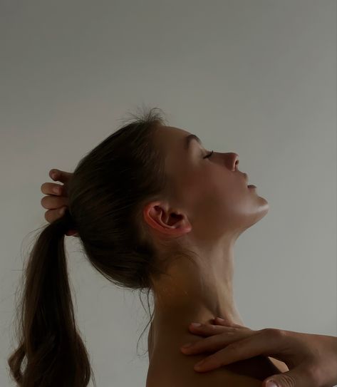 Woman Looking Up Side Profile, Person Looking Up Reference Side View, Side Profile Looking Up, Side Profile Photoshoot, Side Profile Picture, Head Tilted Back, Side Profile Woman, Photography Figure, Hairstyle Photography