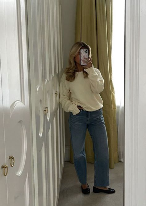 Sweater outfit Stockholm style outfit scandi fall aesthetic Matilda Djerf Sweater Outfit, Matilda Djerf Casual Outfit, Matilda Djerf Winter Style, Matilda Djerf Sweater, Matilda Djerf Shoes, Church Outfit Aesthetic, Matilda Djerf Style, Matilda Djerf, Simple Fits