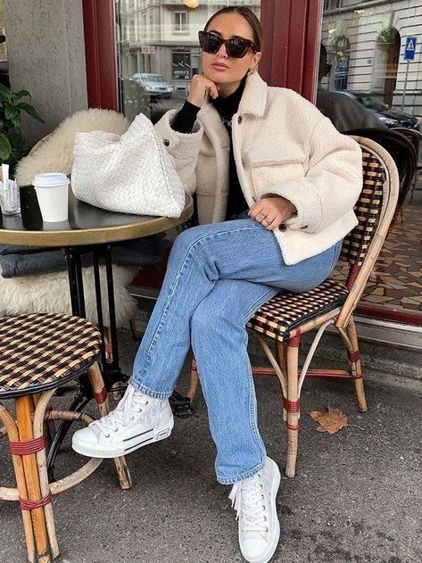 Fleece Jacket Outfit, Mom Jeans Outfit Winter, Mom Jeans Outfit Summer, Winter Jacket Outfits, Winter Mode Outfits, Fleece Outfit, Jeans Outfit Winter, Mom Jeans Outfit, Fleece Jackets