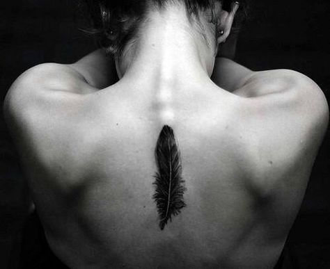 Feather tattoo on back. A Feather Tattoo, Tattoo Plume, Feather Tattoo Black, Peacock Feather Tattoo, Feather Tattoo Design, Tattoo Zeichnungen, Muster Tattoos, Tattoo Photography, Feather Tattoo