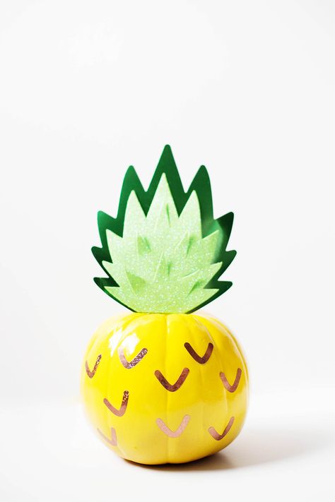 A pumpkin decorated like a pineapple! Pineapple Pumpkin Painting, Pineapple Pumpkin, Decorated Pumpkin, Decorated Pumpkins, Pumpkin Decorating Kits, Pumpkin Designs Painted, Funny Pumpkin Carvings, Pineapple Crafts, Halloween Pumpkin Crafts