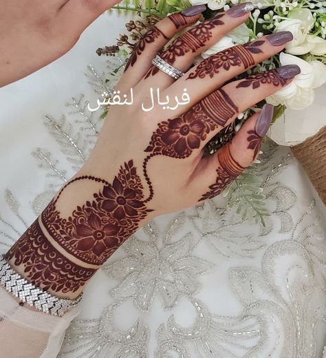 Full Back Hand Mehndi Designs, Mehndi Stain, Hand Mehndi Designs, Back Hand Mehndi, Finger Henna Designs, Tato Henna, Henna Tattoo Designs Hand, Simple Henna Tattoo, Latest Henna Designs