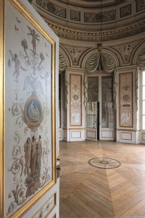 Paris House, Paris Inspired Decor, Paris Interiors, Parisian Home Decor, Dome Ceiling, Yellow Marble, Dining Room Ceiling, Paris Home, French Windows