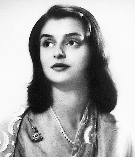 The Brooch Post | Vintage Indian Clothing Maharani Gayatri Devi, Gayatri Devi, Royal Beauty, Satin Bluse, Vintage India, Vogue Magazine, Van Cleef Arpels, Bollywood Stars, Jaipur