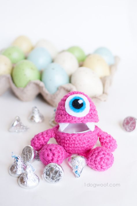 Hide the candy in this cute monster egg cozy for Easter!  Tutorial and pattern by One Dog Woof. Easter Egg Crochet, Egg Crochet Pattern, Egg Crochet, Monster Crochet, Easter Egg Pattern, Crochet Monsters, Cozy Crochet Patterns, Easter Crochet Patterns, Bunny Crochet