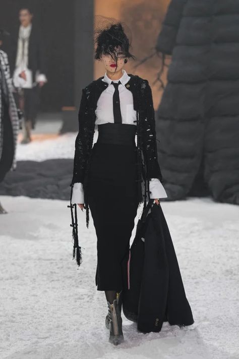 Thom Browne Brings Some Much-Needed Showmanship to New York Fashion Week - Fashionista Runway Gowns, Fall Runway, Fashion Week Outfit, Runway Outfits, Next Fashion, Fashion Week Runway, Fall 2024, Thom Browne, Gatsby