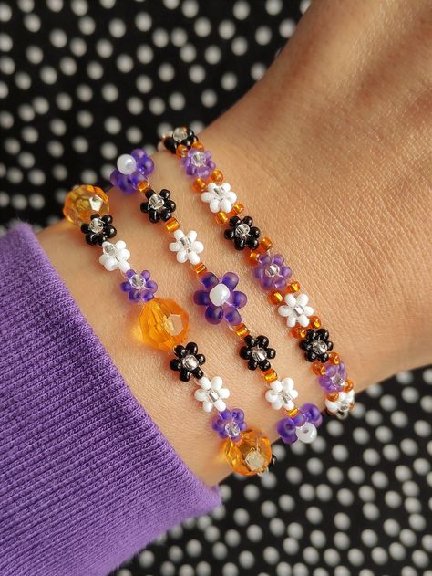 Cute colorful beaded daisy bracelet that will brighten up all your outfits and add a touch color to all styles. It is a perfect accessory for spring and summer or beautiful gift for Halloween. ✤ SIZE: ▸ 16 cm (6.3 inch) + 5,5 cm (2.2 inch) stainless steel extender chain. ▸ It is adjustable and fits a length between 16-21 cm (6.3-8.3 inches).  ▸ I recommend you to measure your wrist size before ordering!  ✤ COLOR: ▸ Orange, purple, white, black, silver. ▸ Stainless steel extender chain. ▸ Please Beaded Daisy Bracelet, Beaded Pumpkin, Beaded Halloween, Autumn Bracelet, Jewelry Halloween, Halloween Bracelet, Bracelets Beaded, Halloween Beads, Diy Bracelets Patterns