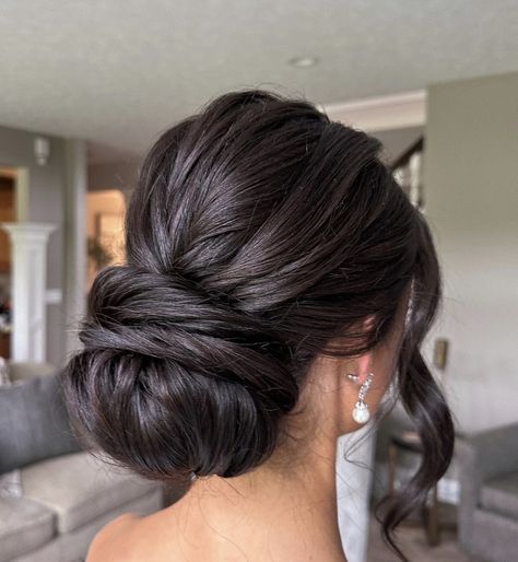 Trendy Bun Hairstyles, Hair Bun Styles, New Year New Hair, Trendy Bun, Textured Hairstyles, Low Bun Wedding Hair, Low Bun Updo, Cute Bun Hairstyles, Curly Bun Hairstyles